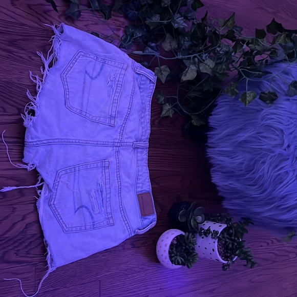 Barely worn American Eagle jean shorts. Button and zipper work perfectly fine - Picture 2 of 4